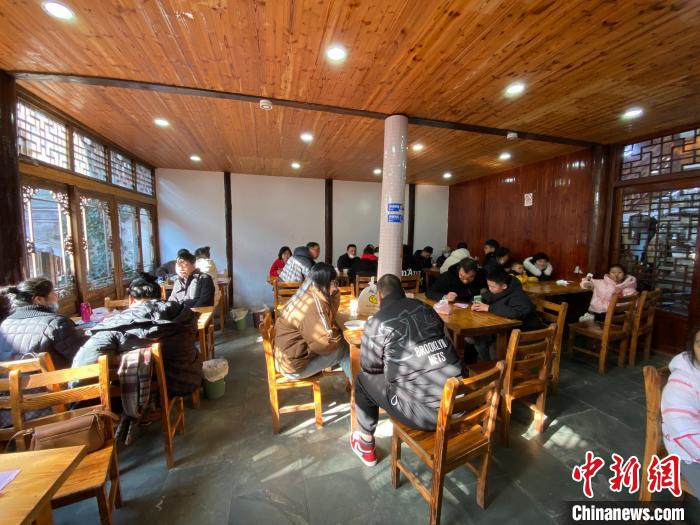 陳思遠(yuǎn)的店內(nèi)座無虛席?！×植?攝