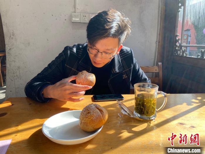 游客品嘗酥皮泡芙?！×植?攝