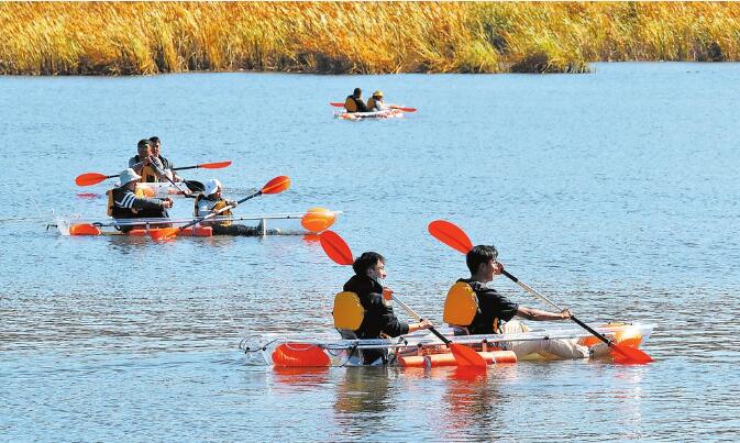 滇池南岸晉寧小漁村，游客體驗透明船體劃艇。 本報記者 楊崢 攝