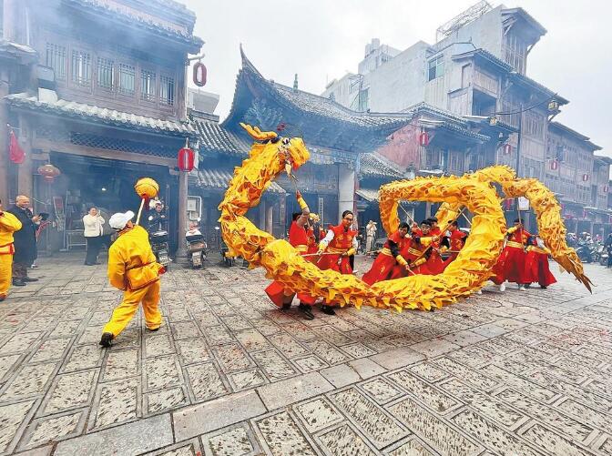 廣南縣城街頭，金龍狂舞慶新春。 本報記者 李麗 通訊員 胡遠(yuǎn)燕 攝