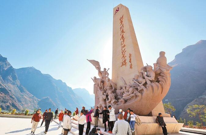 祿勸皎平渡中央紅軍巧渡金沙江革命遺址，游客流連。本報記者 黃興能 攝