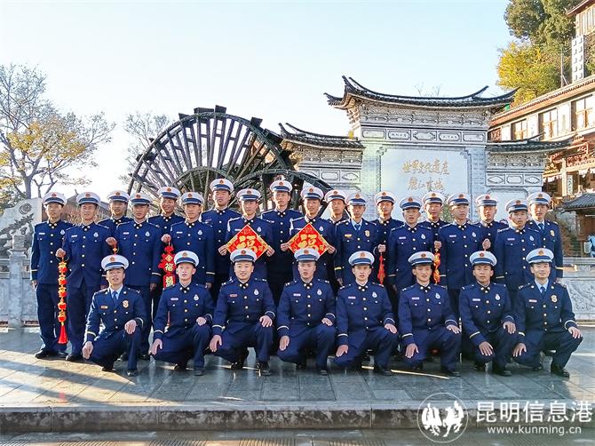 1 春節(jié)前夕，“藍朋友”們來到麗江古城大水車景點錄制拜年視頻。陳紅軍攝