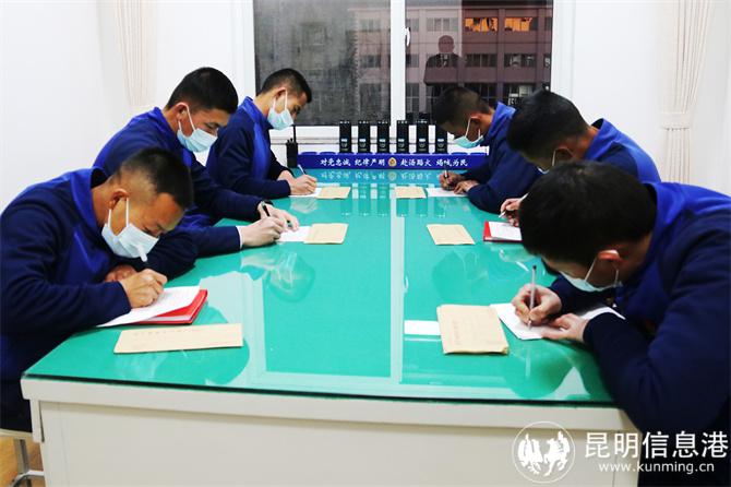 2 不能回家過年的消防員們提前寫好家信，寄去對父母親人的思念。馬繽攝