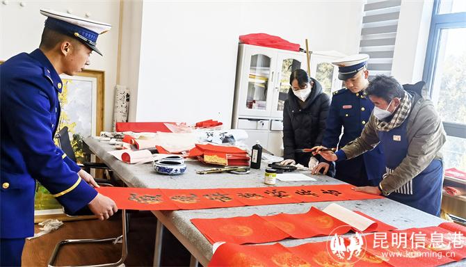 3 古城中隊各班想好春聯內容后，來到麗江市文化館請書法老師傳墨。喻鏡宇攝