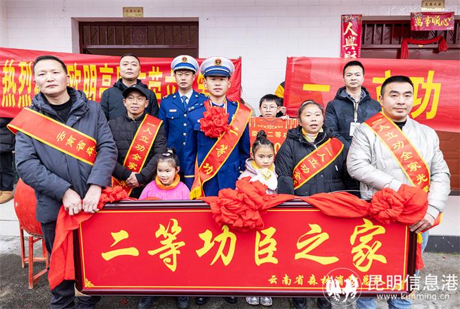 4 春節(jié)到來之際，支隊派人專程到千里之外的四川什邡，聯合當地政府、應急等部門給立二等功的消防員歐明亮送喜報，歐明亮父親歐光發(fā)說這是最好的新年禮物。廖開軍攝