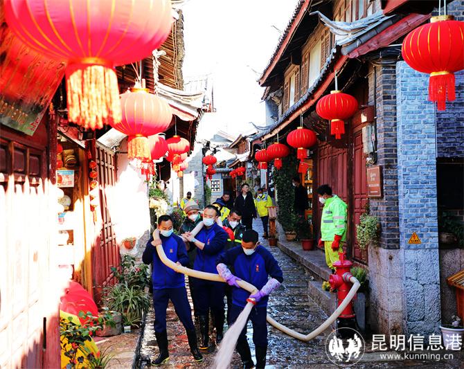 5 消防員參與麗江古城沖街清掃，以別樣的方式歡度春節(jié)。馬繽攝