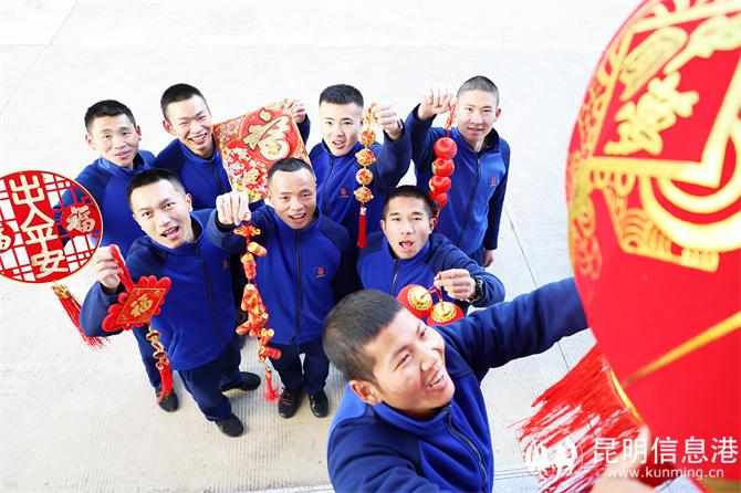 7 “藍朋友”們在裝扮營區(qū)。馬繽攝