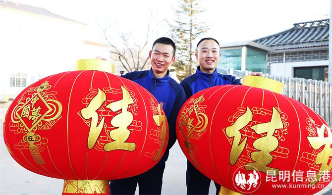 8 副中隊長鮑宗童和消防員喻鏡宇正準備掛燈籠。馬繽攝