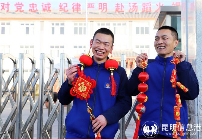 9 “藍朋友”們布置營區(qū)時相互搞怪，副中隊長鮑宗童的眼笑得瞇成了縫。馬繽攝