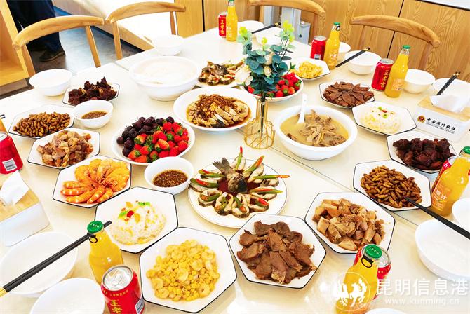 11 “藍朋友”們自己動手做的年夜飯。苗婉茹攝