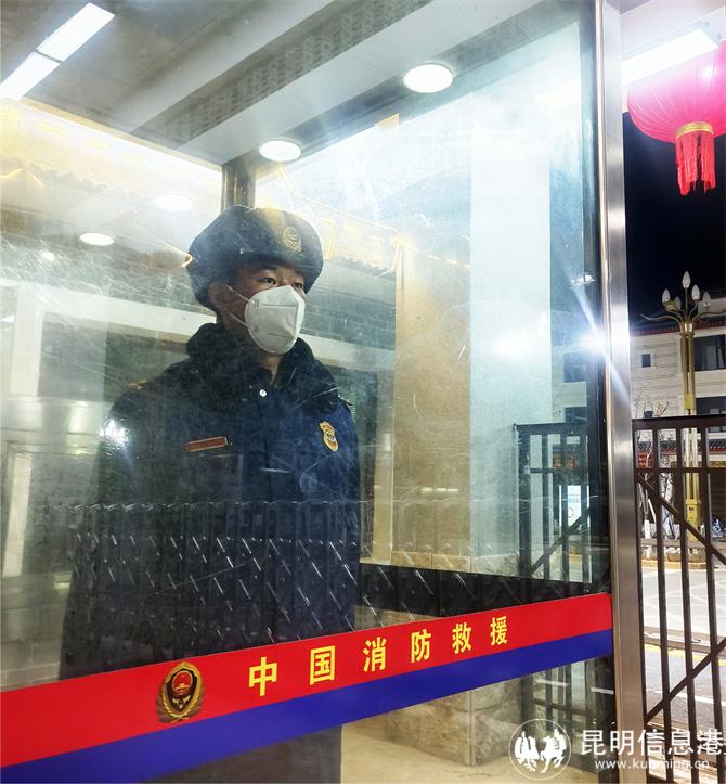 13 除夕夜領導干部替消防員站崗，已成為傳統(tǒng)。馬繽攝