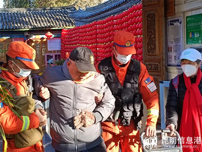 19 “藍朋友”們執(zhí)勤期間貼心幫助群眾。高玉堂攝