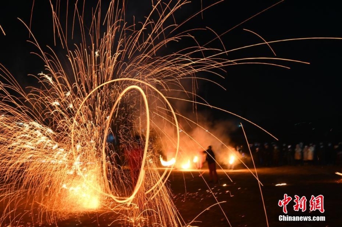 河北省石家莊市井陘縣天長(zhǎng)宋古城1月27日晚開(kāi)展多項(xiàng)非遺展演，1月27日晚，天長(zhǎng)宋古城的民俗藝人表演“火流星”。 翟羽佳 攝