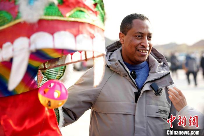 Woldemariam剛剛參加完舞龍表演?！H坊市委宣傳部供圖