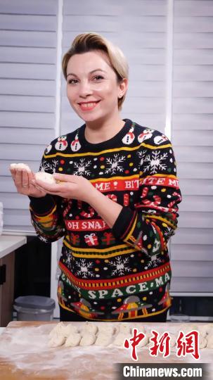 拉娜來自烏克蘭，她過春節(jié)最大的樂趣就是學(xué)習(xí)做中國美食。　濰坊市委宣傳部供圖