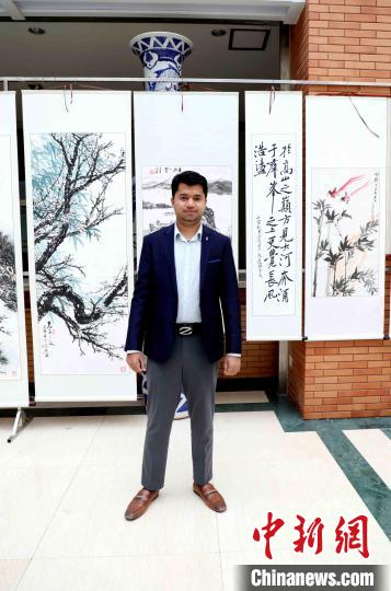 來自巴基斯坦的巴甲近期癡迷于參觀濰坊手造博物館，體驗(yàn)風(fēng)箏扎制、手工剪紙和年畫印刷?！H坊市委宣傳部供圖