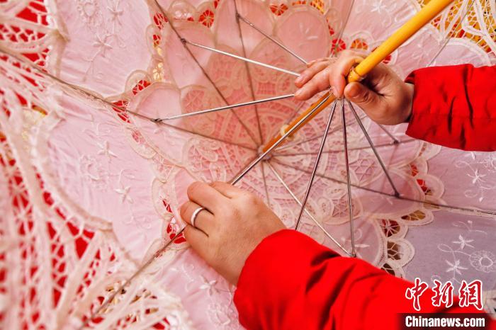 工人正在固定傘架。　陳陽 攝