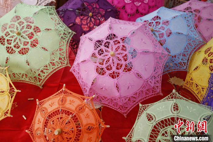 制作好的大汶口花邊傘?！￡愱?攝
