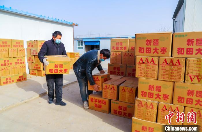 豐富的光熱資源使新疆具有得天獨厚的種植優(yōu)勢，從其他省區(qū)過來的紅棗品種無一例外地“青出于藍(lán)而勝于藍(lán)”?！≠I買提艾力·艾尼瓦爾 攝