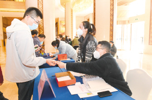 市政協(xié)委員辦理報到手續(xù)。記者劉凱達攝