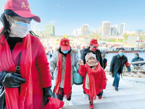 即將搭乘務(wù)工專列前往外省的返崗就業(yè)人員。