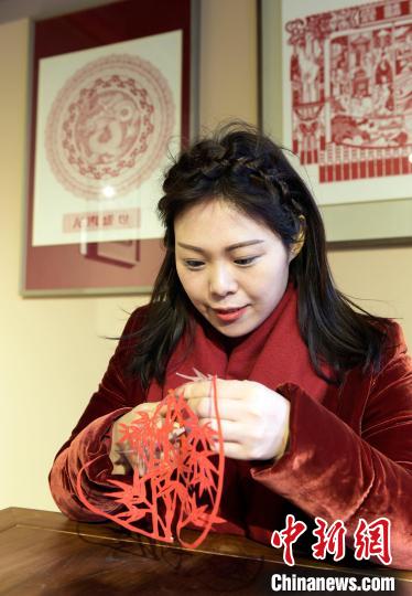 圖為梁巧艷在剪窗花?！⊥鯆赡?攝