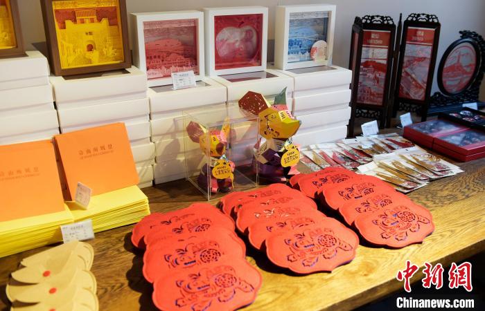 圖為剪紙衍生品。　王嬌妮 攝