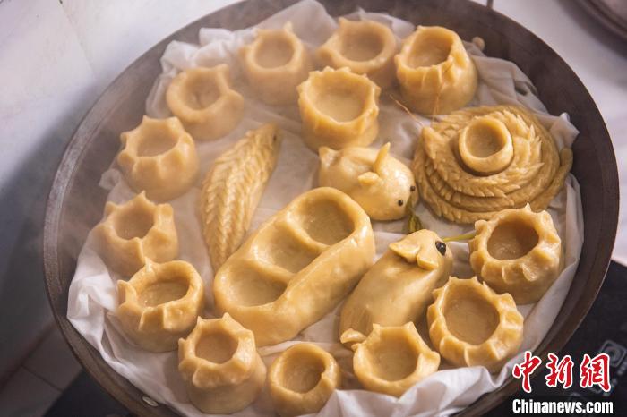 制作“面燈”需要先用面團(tuán)做成各種形狀，上鍋蒸熟。　陳光金 攝