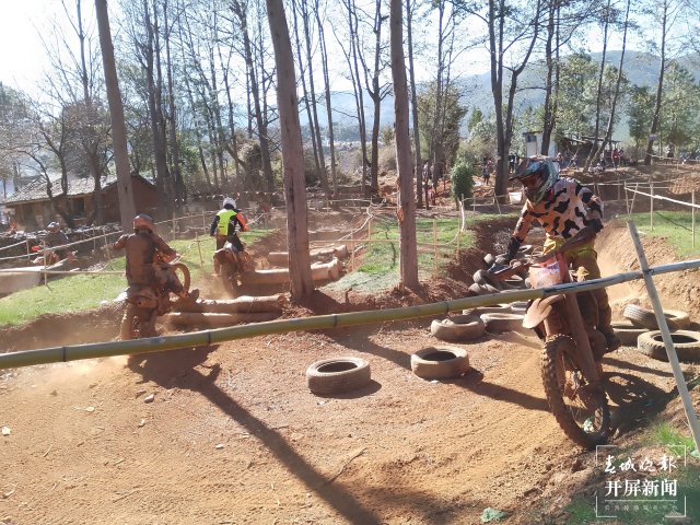 （昆滇傳內(nèi)容）超燃超刺激！洱源首屆摩托車越野賽開賽（有視頻） (2).jpg