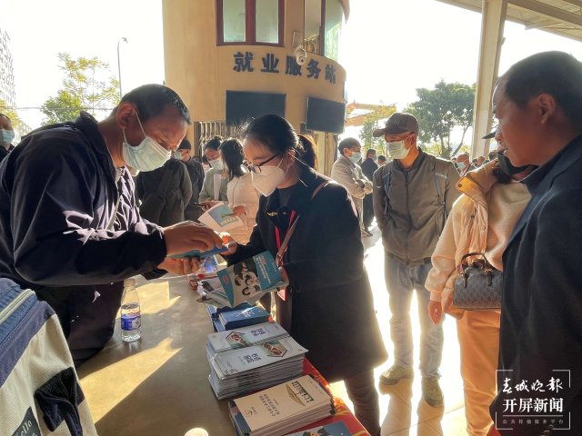 昆明市“春風行動”專場招聘會火熱開場 135家企業(yè)送出1.5萬個崗位 春城晚報—開屏新聞記者 張?zhí)镱?楊茜 實習生 劉子樂 攝影報道