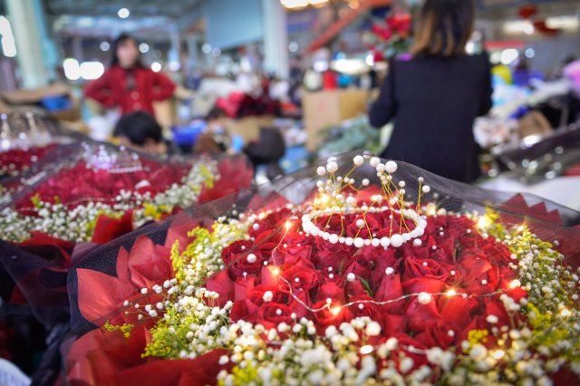 情人節(jié)（2月14日）即將到來，又到了香花贈(zèng)與有情人的時(shí)候，斗南人流量、鮮切花銷量持續(xù)增長，市場內(nèi)外人頭攢動(dòng)，日均交易量近3000萬枝18 (2)25.jpg