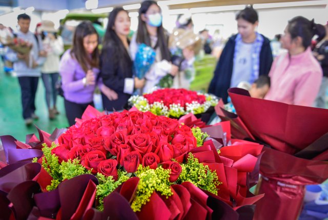 情人節(jié)（2月14日）即將到來，又到了香花贈(zèng)與有情人的時(shí)候，斗南人流量、鮮切花銷量持續(xù)增長，市場內(nèi)外人頭攢動(dòng)，日均交易量近3000萬枝16.jpg