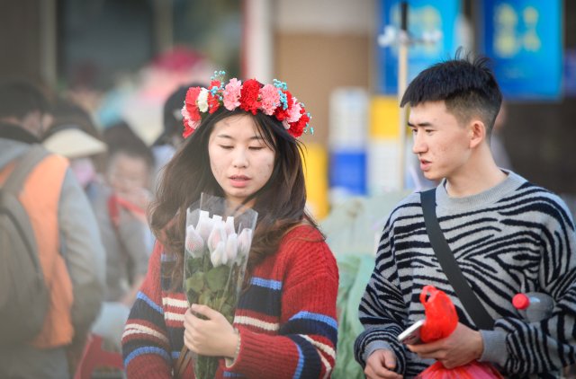 情人節(jié)浪漫升溫 斗南日均游客量約2萬人 高品質(zhì)玫瑰最高成交價(jià)單枝超10元 9.jpg