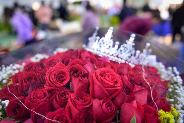 情人節(jié)（2月14日）即將到來，又到了香花贈(zèng)與有情人的時(shí)候，斗南人流量、鮮切花銷量持續(xù)增長，市場內(nèi)外人頭攢動(dòng)，日均交易量近3000萬枝18 (1)25.jpg