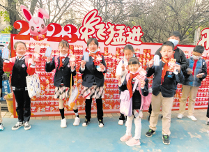 昆明師專附小的學生領到“開學能量紅包”。學校供圖