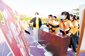 金康園小學的學生在進行沙包投擲游戲。記者楊艷輝攝