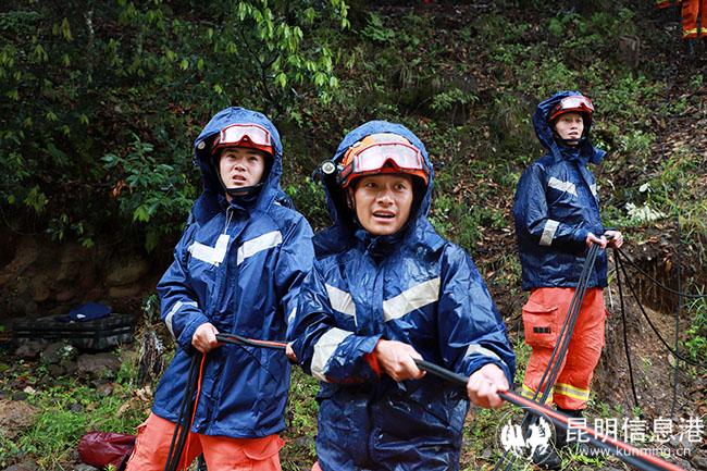 趙燦雄進(jìn)行繩索救援訓(xùn)練。王杰攝