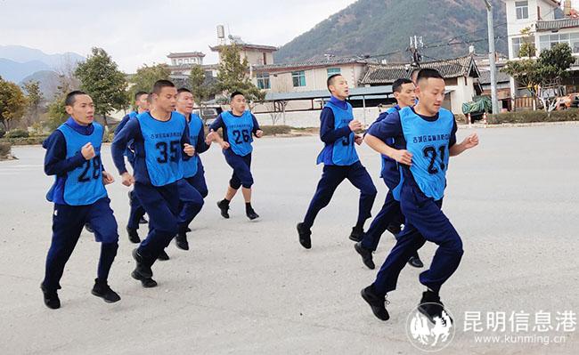 趙燦雄進(jìn)行五公里考核。王杰攝