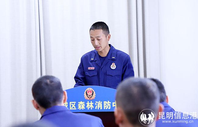 趙燦雄進(jìn)行讀書(shū)交流。王杰攝