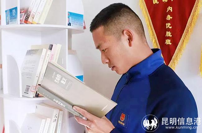 趙燦雄進(jìn)行閱讀書(shū)籍。王杰攝