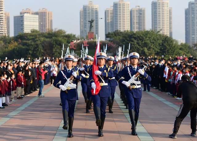 同升國旗·同唱國歌暨北京市天安門地區(qū)管理委員會贈送國旗儀式。曾永洪 攝 (1).JPG