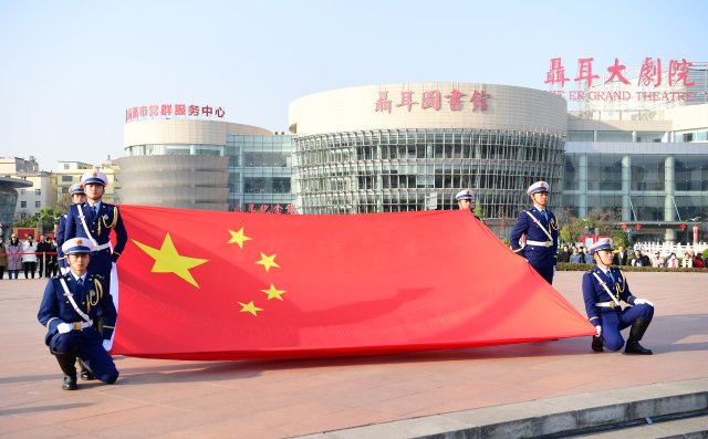 同升國旗·同唱國歌暨北京市天安門地區(qū)管理委員會贈送國旗儀式。曾永洪 攝 (4).JPG