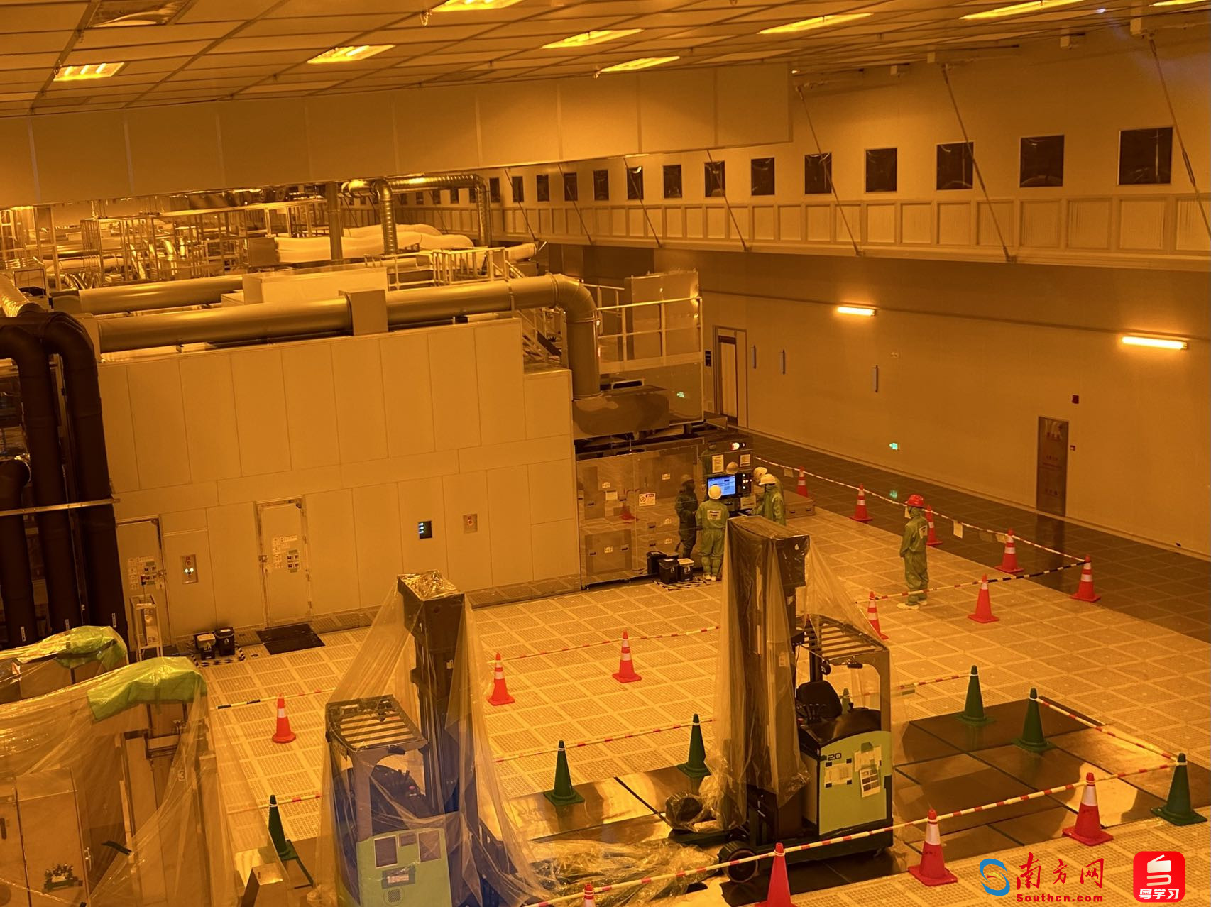 TCL華星“紅光區(qū)”生產(chǎn)車間。