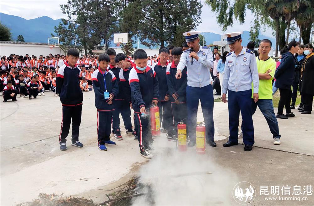 趙永強(qiáng)到學(xué)校培訓(xùn)滅火器操作使用。木曉東攝_1676820614257