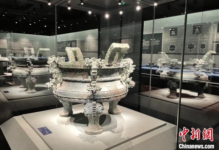 圖為展出的重點展品?！」炀?攝