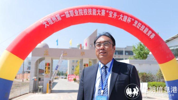 巍山縣職業(yè)高級(jí)中學(xué)黨支部書記、校長羅勇