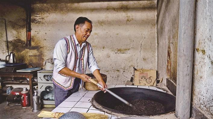 現(xiàn)年66歲的“平川朱苦拉咖啡制作技藝”省級(jí)非遺項(xiàng)目代表性傳承人杞鳳華用朱苦拉傳統(tǒng)的方式炒咖啡。