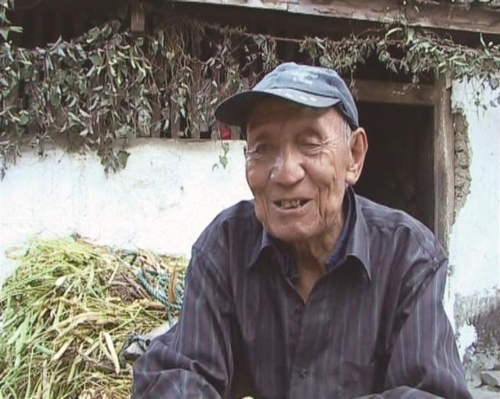 2008年，朱苦拉村第一任文書杞光輝老人接受采訪。（資料圖）