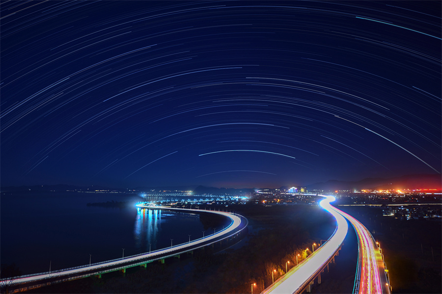 作品名稱：星夜下的車龍. 拍攝地點(diǎn)：云南昆明晉寧區(qū). 姓名：張瑩潔. 電話：13577049976.jpg