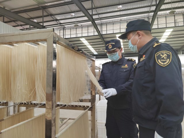 海關(guān)關(guān)員在過(guò)橋米線出口進(jìn)行現(xiàn)場(chǎng)監(jiān)管 通訊員 羅艷飛 攝.jpg